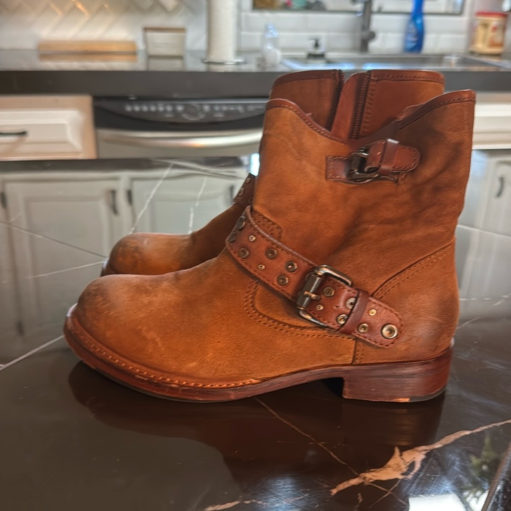 Brand new vintage foundry size 6 1/2 cognac leather womenβs boots